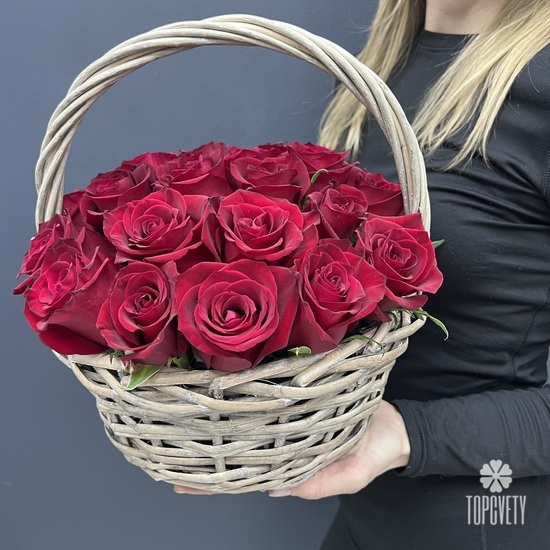 Композиция из 25 красных роз в корзине