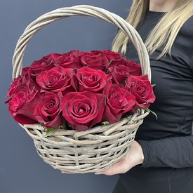 Композиция из 25 красных роз в корзине