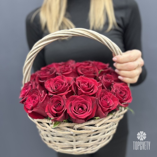Композиция из 25 красных роз в корзине