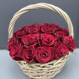 Композиция из 25 красных роз в корзине
