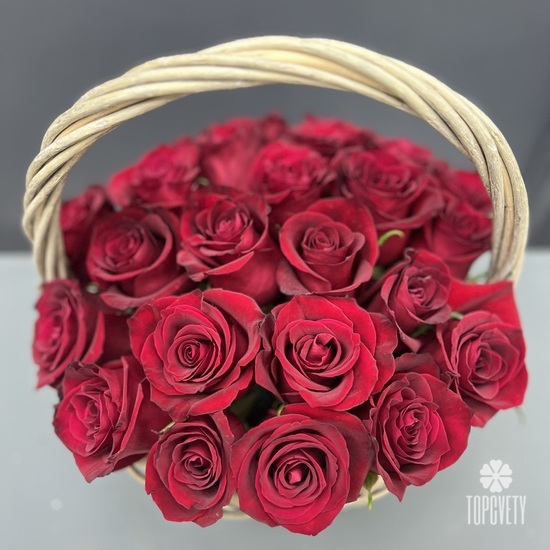 Композиция из 25 красных роз в корзине