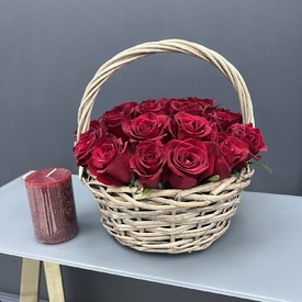 Композиция из 25 красных роз в корзине