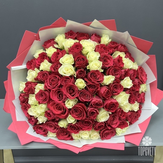 Букет из 101 розовой и белой розы 40см