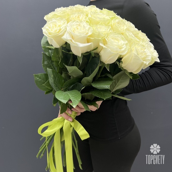 Букет из 25 белых роз Мондиаль 70см