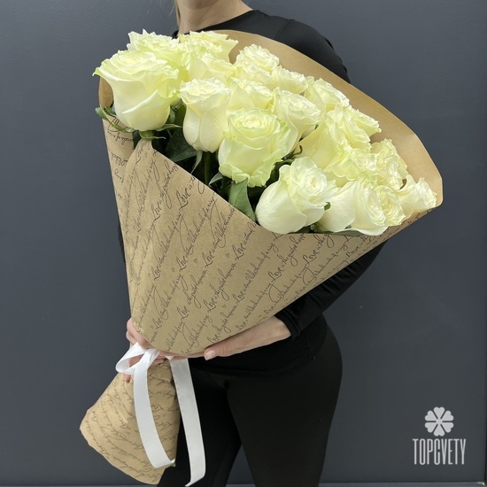 Букет из 25 белых роз Мондиаль 70см