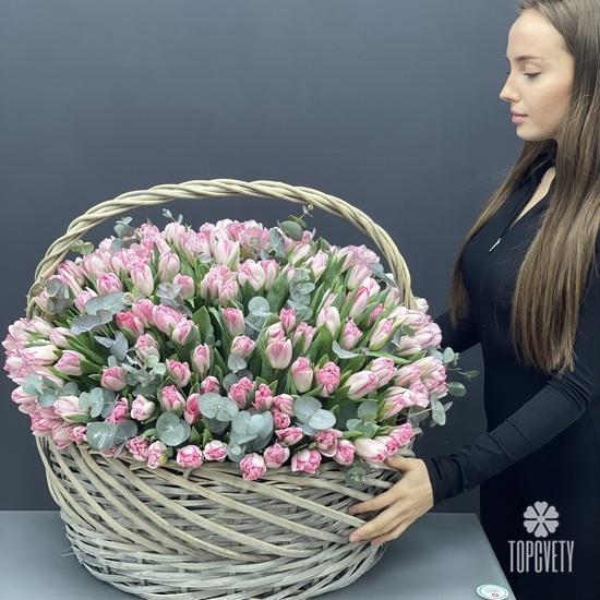 Композиция из 251 розового пионовидного тюльпана в корзине
