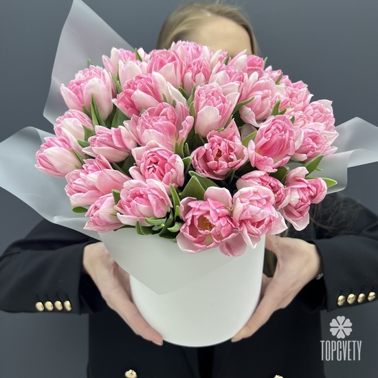 Композиция из 35 розовых пионовидных тюльпанов в коробке