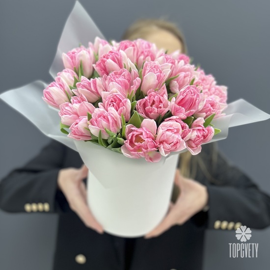 Композиция из 35 розовых пионовидных тюльпанов в коробке