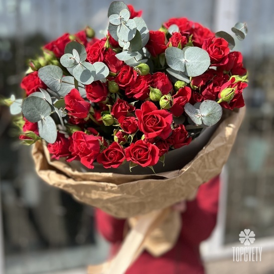 Букет из 15 кустовых алых роз с эвкалиптом