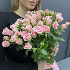 Букет из 13 кустовых роз 50см