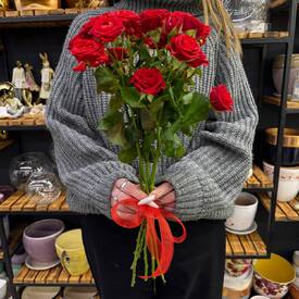 Букет из 5 красных кустовых роз Россия 50см