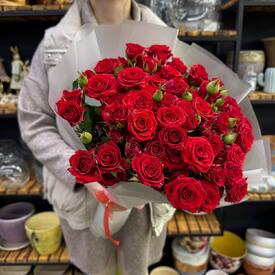 Букет из 13 красных кустовых роз Россия 50см