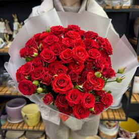 Букет из 15 красных кустовых роз Россия 50см