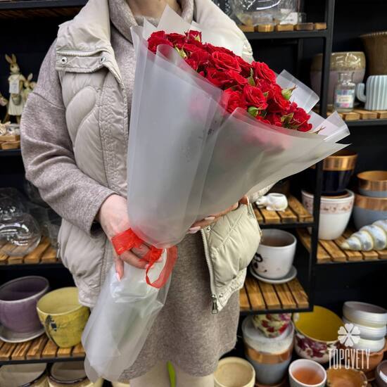 Букет из 17 красных кустовых роз Россия 50см