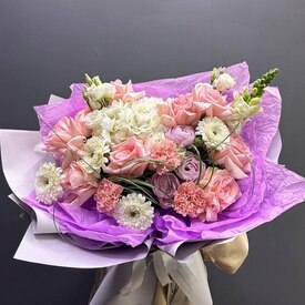 Букет из роз, гортензий и ранункулюса