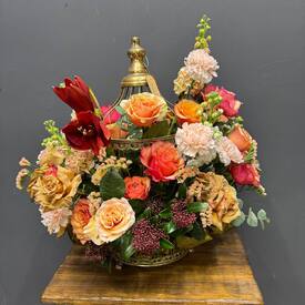 Композиция из роз, маттиолы и амариллиса в клетке