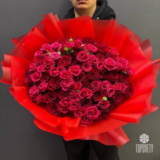 Букет из 51 красных роз и кустовых роз 50см	