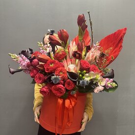 Композиция из протеи, амариллисов и роз в коробке