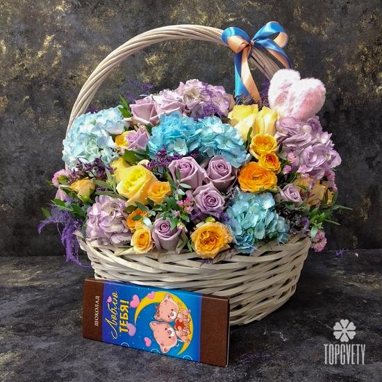 Композиция из гортензии и роз в корзине