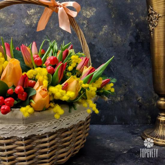 Композиция из тюльпанов и мимозы в корзине