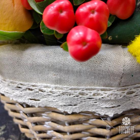 Композиция из тюльпанов и мимозы в корзине