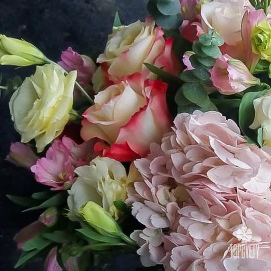 Композиция из гортензий, роз и альстромерий в коробке 