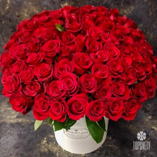 Композиция из 75 красных роз Фридом в коробке