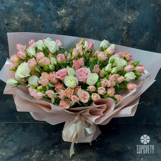 Букет из 25 кустовых роз 50см