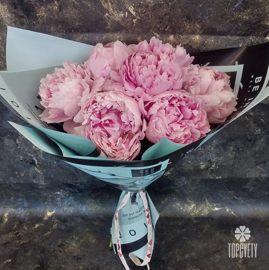 Букет из 7 розовых пионов