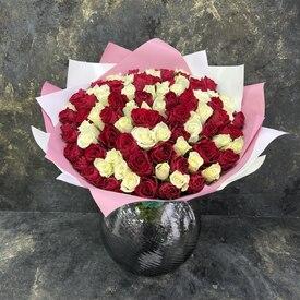 Букет из 101 белых и красных роз 40см