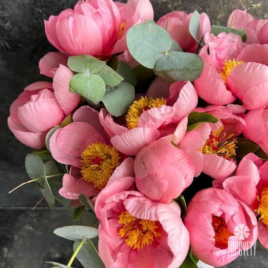 Композиция из 19 розовых пионов и эвкалипта в коробке 