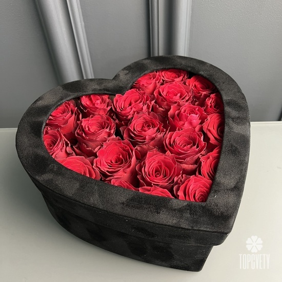 Композиция из 25 красных роз в виде сердца 