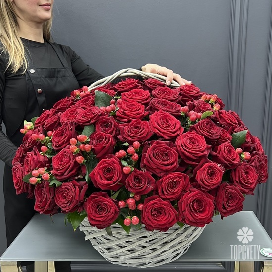 Композиция из 75 красных роз в корзине