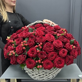 Композиция из 75 красных роз в корзине