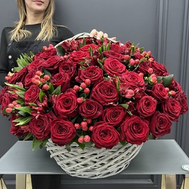 Композиция из 75 красных роз и альстромерии в корзине