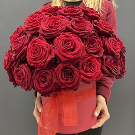 Композиция из 51 красная роза в коробке