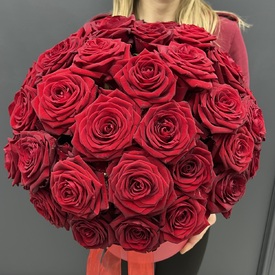 Композиция из 51 красная роза в коробке