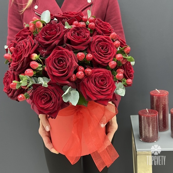 Композиция из 25 красных роз и гиперикума  в коробке