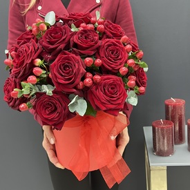 Композиция из 25 красных роз и гиперикума  в коробке