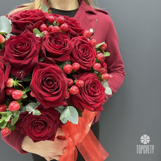 Композиция из 25 красных роз и гиперикума  в коробке