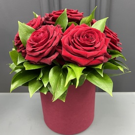 Композиция из 7 красных роз в коробке