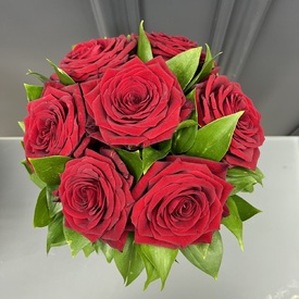 Композиция из 7 красных роз в коробке