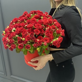 Композиция из 51 красная кустовая роза в коробке