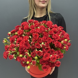 Композиция из 51 красная кустовая роза в коробке