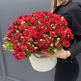 Композиция из 51 кустовой розы в коробке