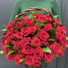Композиция из 51 красной розы в корзине