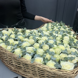 Композиция из 101 белой розы с эвкалиптом в форме сердца