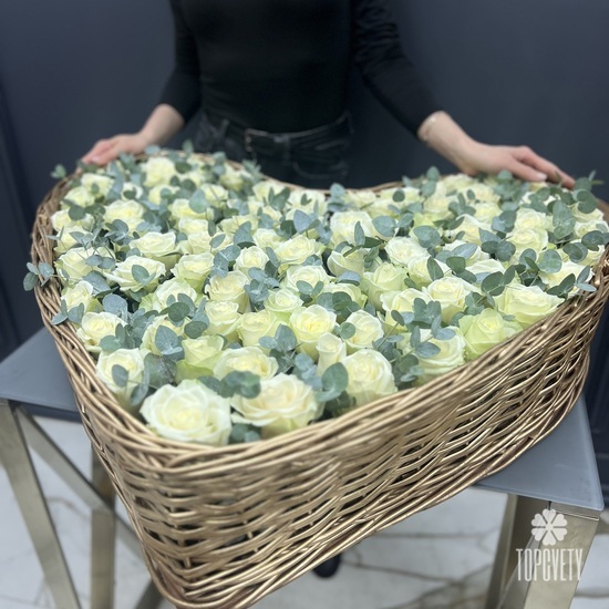 Композиция из 101 белой розы с эвкалиптом в форме сердца