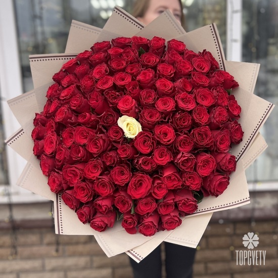 Букет из 101 белой и красной розы Кения 40см