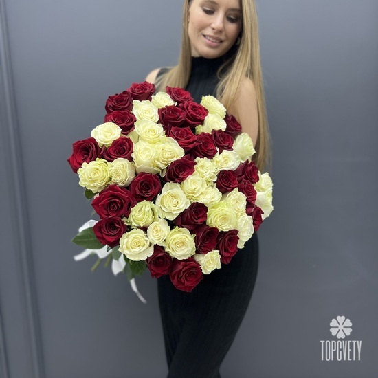 Букет из 51 красных и белых роз 70см